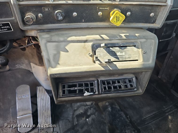 image for item DQ1089 2000 Mack RD690S  ready mix truck