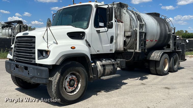 image for item DQ2199 2013 Freightliner 114SD  seal coat truck