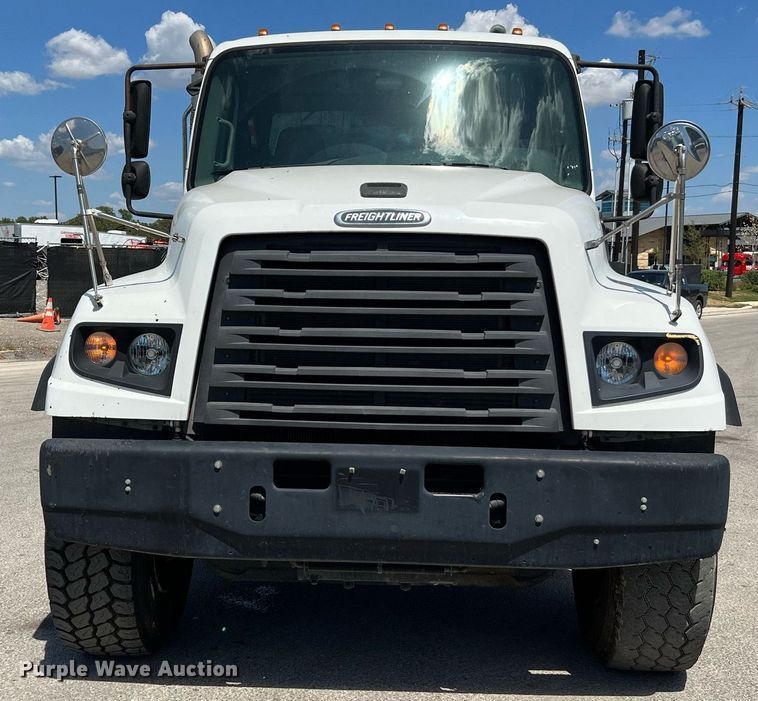 image for item DQ2199 2013 Freightliner 114SD  seal coat truck