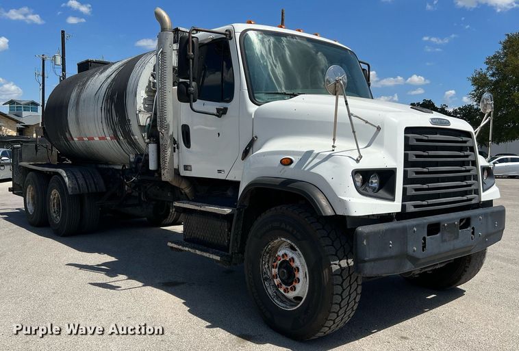 image for item DQ2199 2013 Freightliner 114SD  seal coat truck