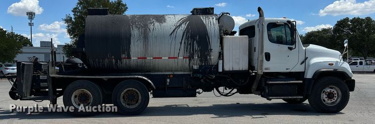 image for item DQ2199 2013 Freightliner 114SD  seal coat truck