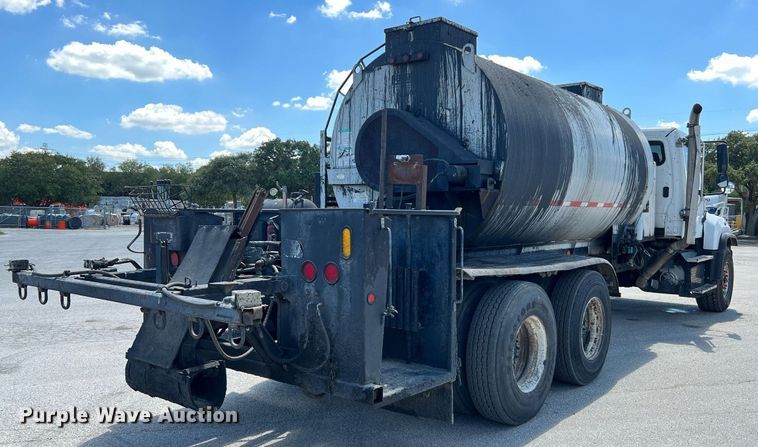 image for item DQ2199 2013 Freightliner 114SD  seal coat truck