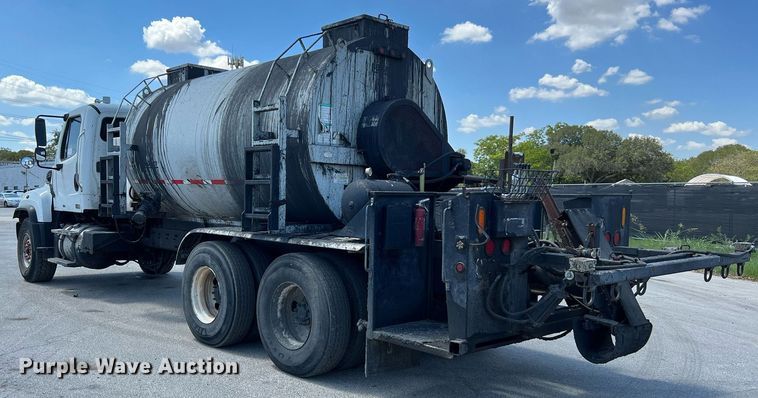 image for item DQ2199 2013 Freightliner 114SD  seal coat truck