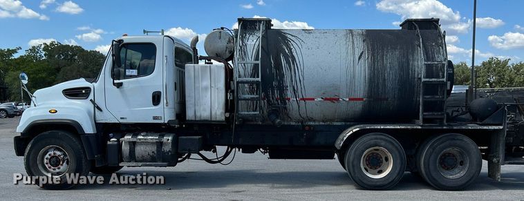 image for item DQ2199 2013 Freightliner 114SD  seal coat truck