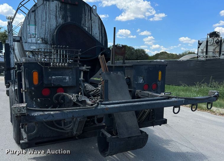 image for item DQ2199 2013 Freightliner 114SD  seal coat truck