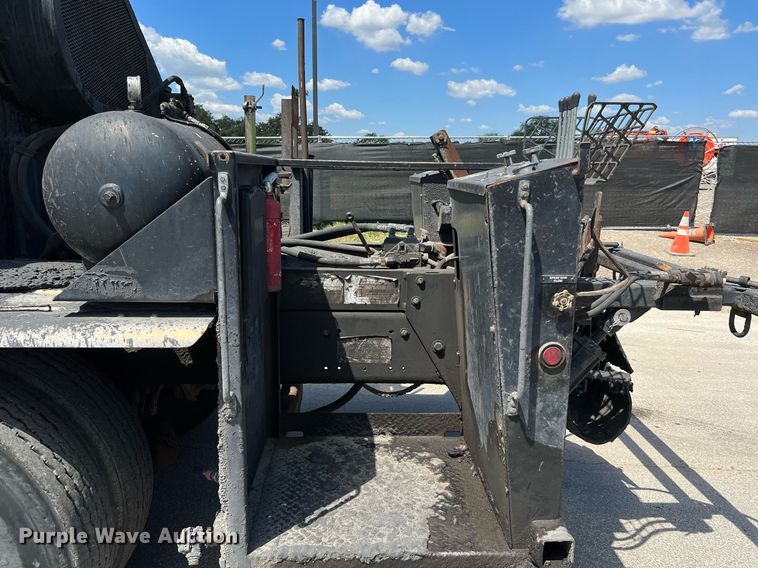 image for item DQ2199 2013 Freightliner 114SD  seal coat truck