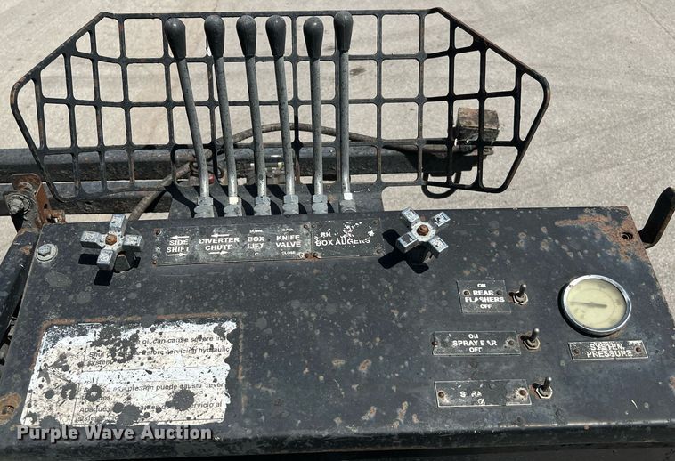 image for item DQ2199 2013 Freightliner 114SD  seal coat truck