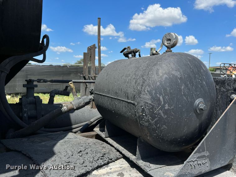 image for item DQ2199 2013 Freightliner 114SD  seal coat truck