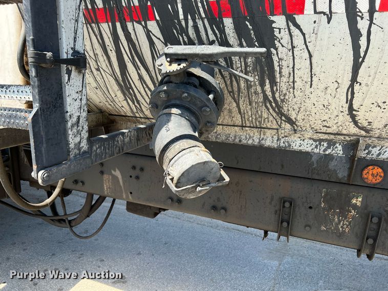 image for item DQ2199 2013 Freightliner 114SD  seal coat truck