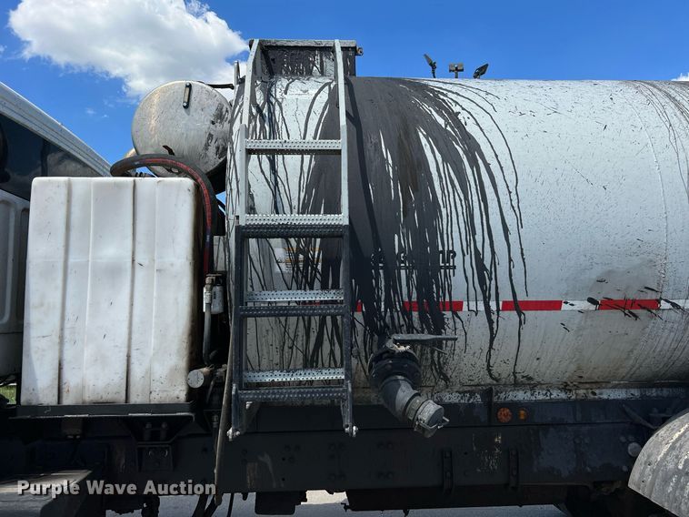 image for item DQ2199 2013 Freightliner 114SD  seal coat truck