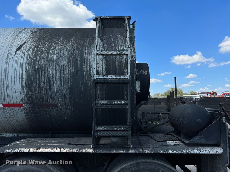 image for item DQ2199 2013 Freightliner 114SD  seal coat truck