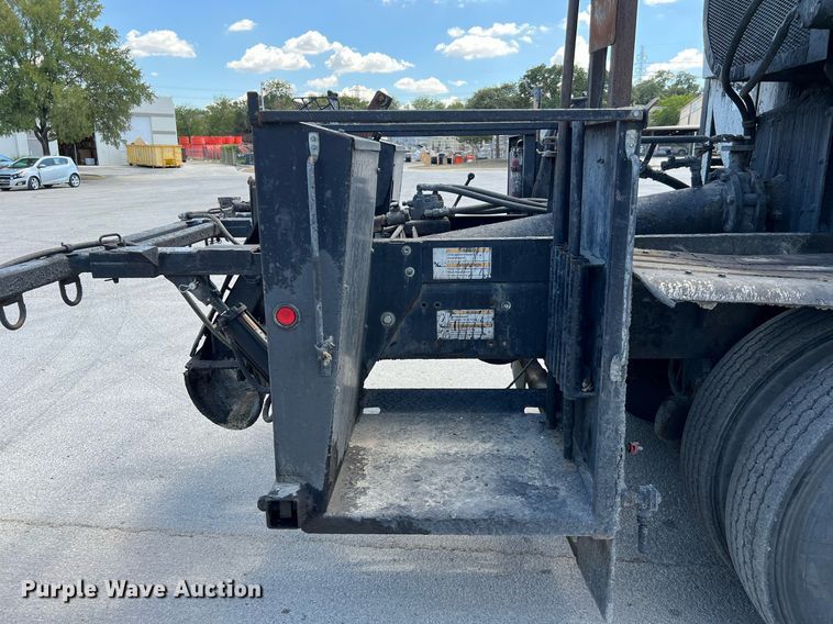 image for item DQ2199 2013 Freightliner 114SD  seal coat truck