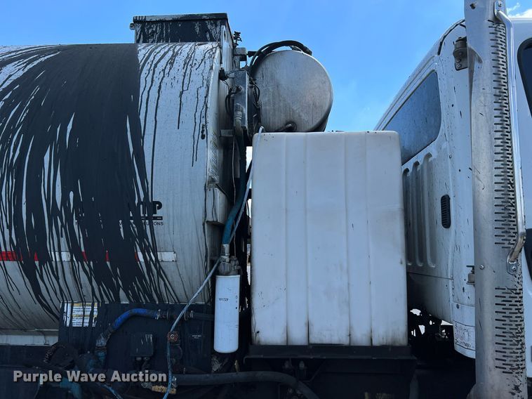 image for item DQ2199 2013 Freightliner 114SD  seal coat truck