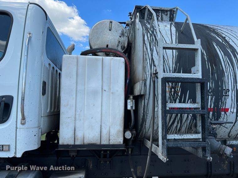 image for item DQ2199 2013 Freightliner 114SD  seal coat truck