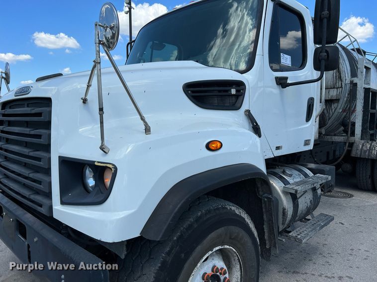 image for item DQ2199 2013 Freightliner 114SD  seal coat truck