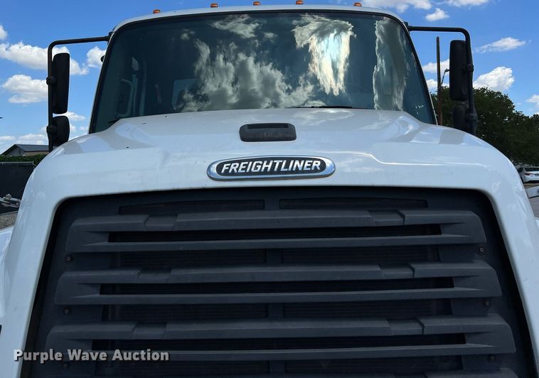 image for item DQ2199 2013 Freightliner 114SD  seal coat truck