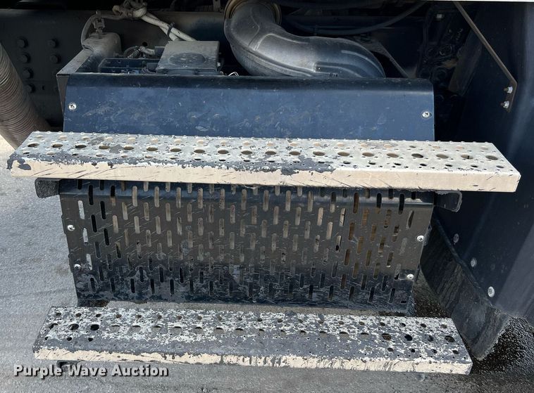 image for item DQ2199 2013 Freightliner 114SD  seal coat truck