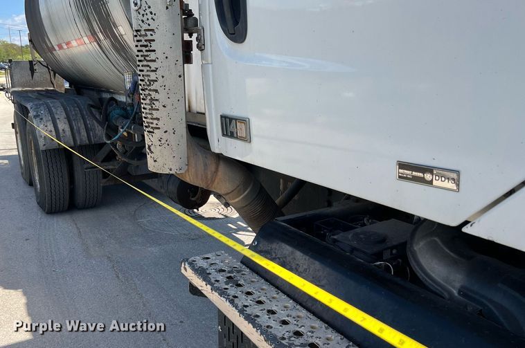 image for item DQ2199 2013 Freightliner 114SD  seal coat truck