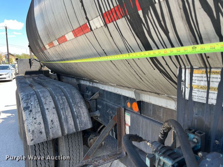 image for item DQ2199 2013 Freightliner 114SD  seal coat truck