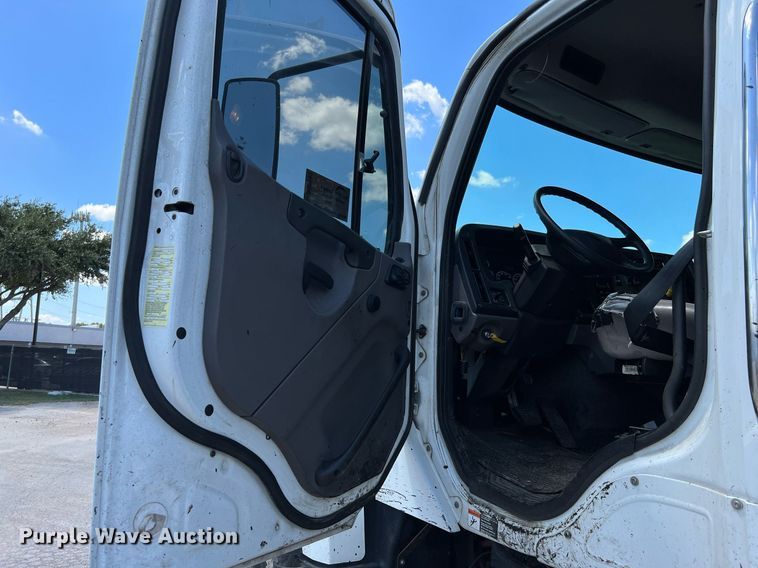 image for item DQ2199 2013 Freightliner 114SD  seal coat truck