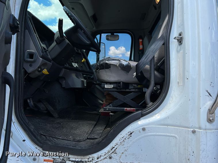 image for item DQ2199 2013 Freightliner 114SD  seal coat truck