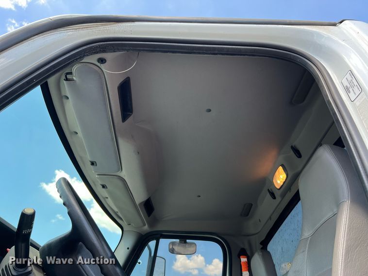 image for item DQ2199 2013 Freightliner 114SD  seal coat truck