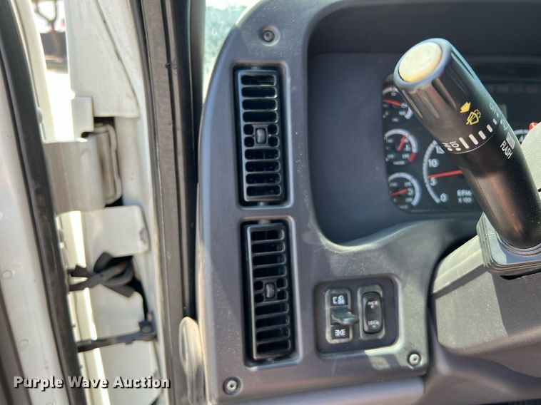 image for item DQ2199 2013 Freightliner 114SD  seal coat truck