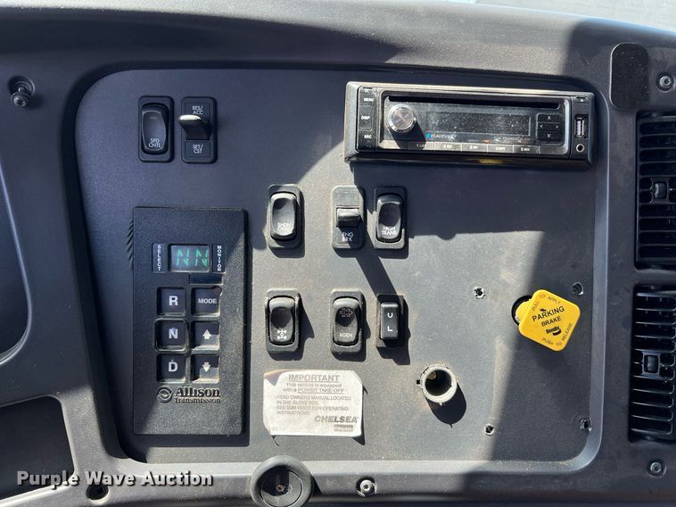 image for item DQ2199 2013 Freightliner 114SD  seal coat truck