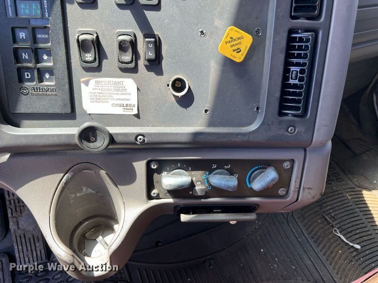 image for item DQ2199 2013 Freightliner 114SD  seal coat truck