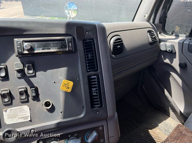 image for item DQ2199 2013 Freightliner 114SD  seal coat truck