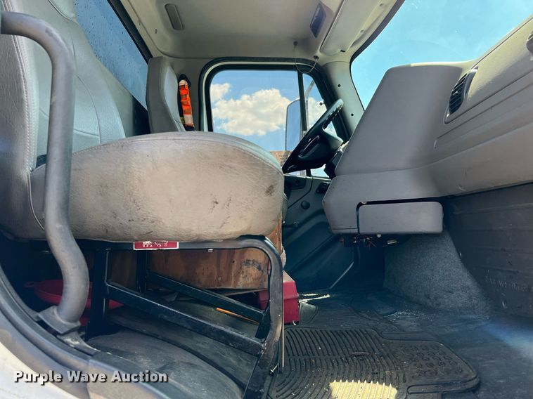 image for item DQ2199 2013 Freightliner 114SD  seal coat truck