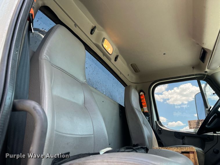 image for item DQ2199 2013 Freightliner 114SD  seal coat truck