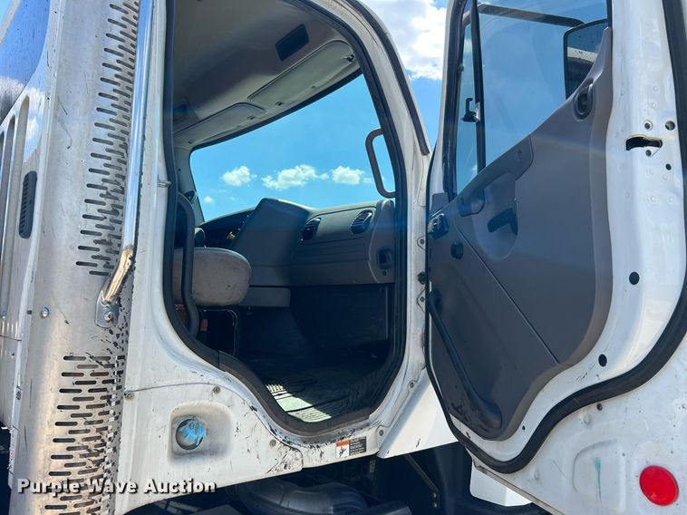 image for item DQ2199 2013 Freightliner 114SD  seal coat truck