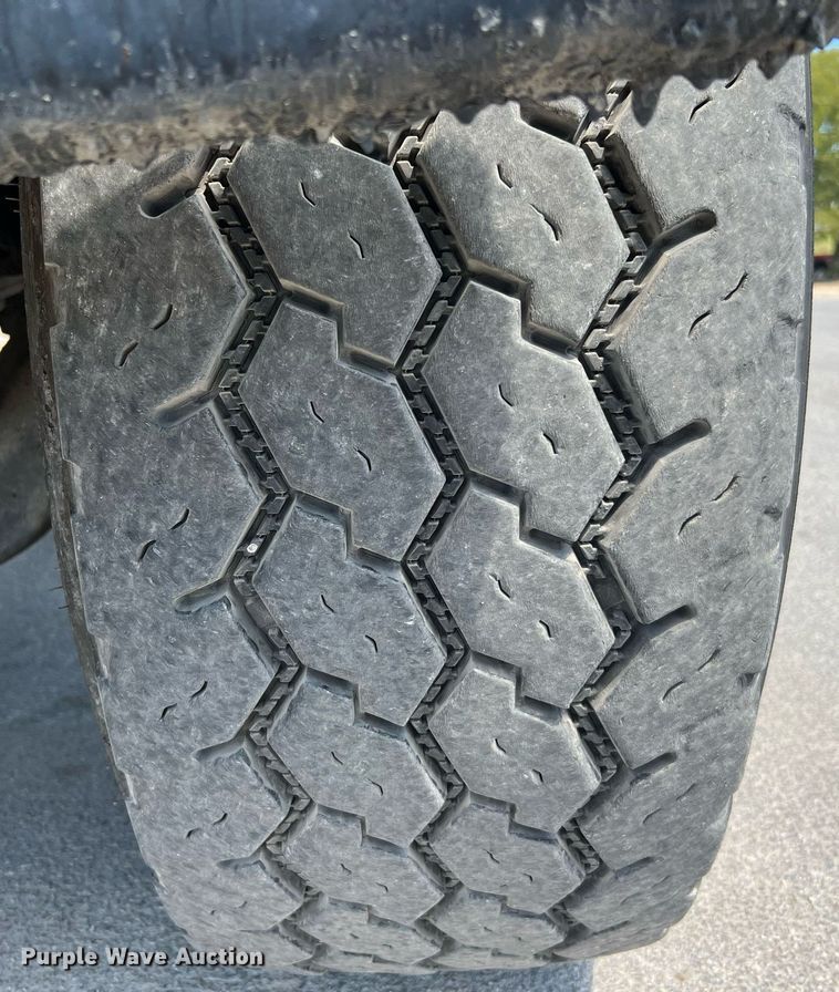 image for item DQ2199 2013 Freightliner 114SD  seal coat truck