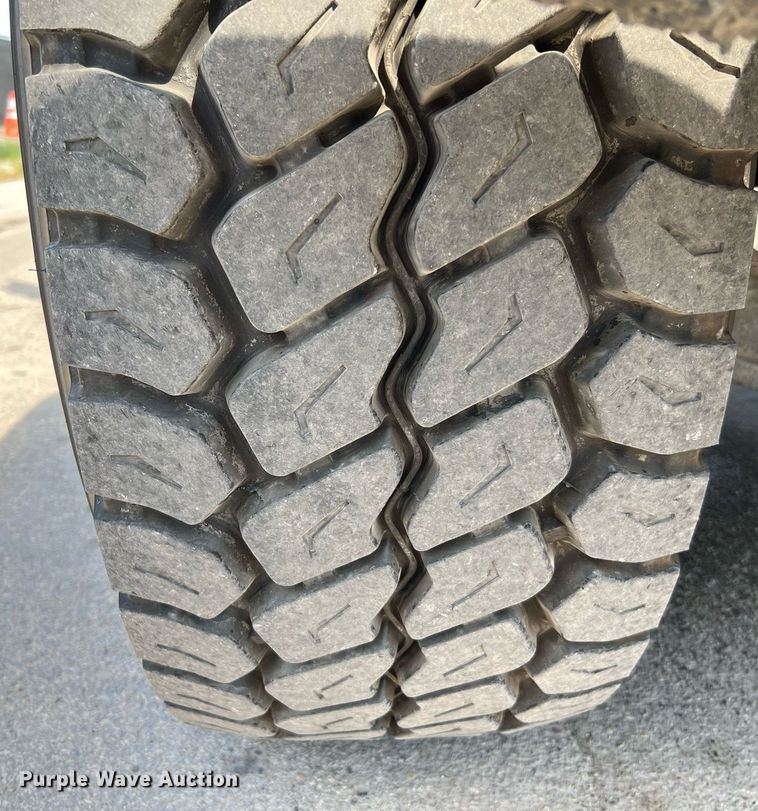 image for item DQ2199 2013 Freightliner 114SD  seal coat truck