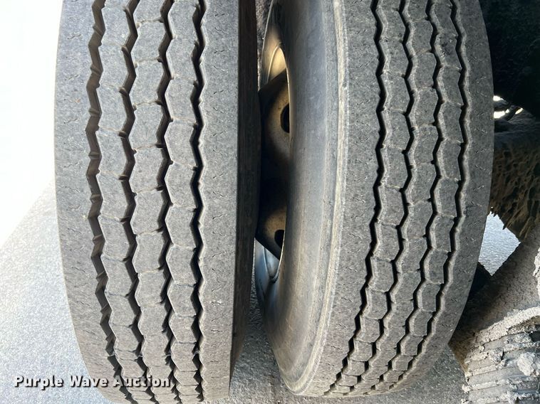 image for item DQ2199 2013 Freightliner 114SD  seal coat truck