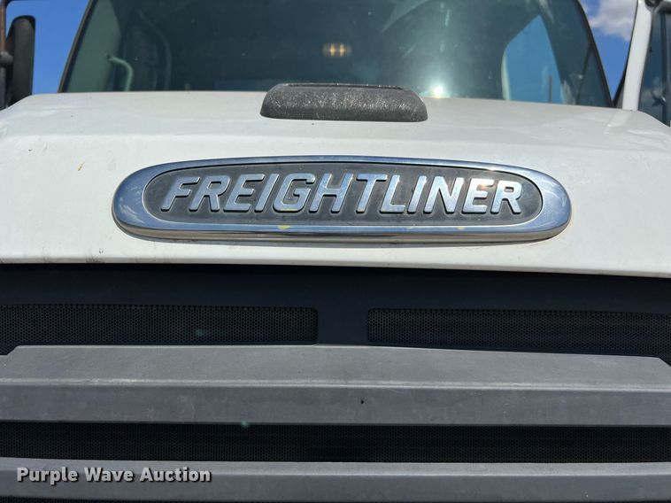 image for item DQ2199 2013 Freightliner 114SD  seal coat truck
