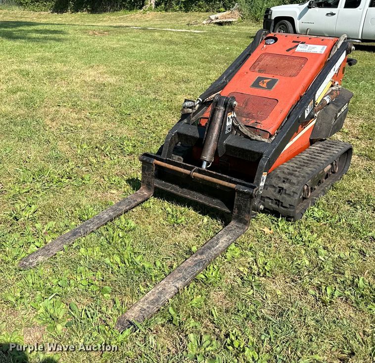 image for item DS2306 2004 Ditch Witch SK500  compact utility loader