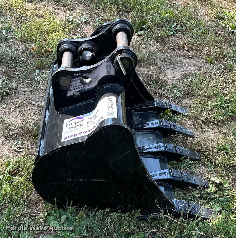 image for item DS2319 Kubota  excavator bucket