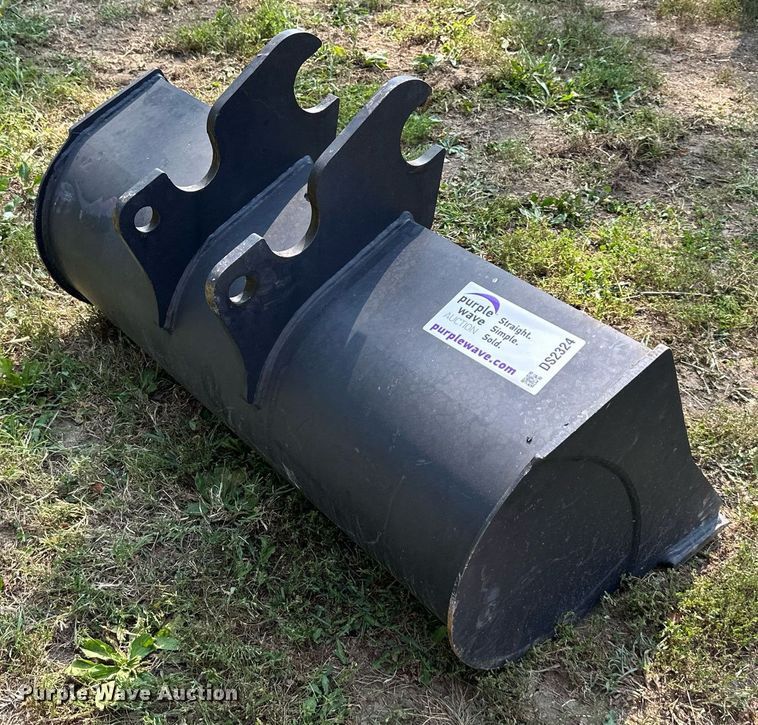 image for item DS2324 Kubota  excavator bucket