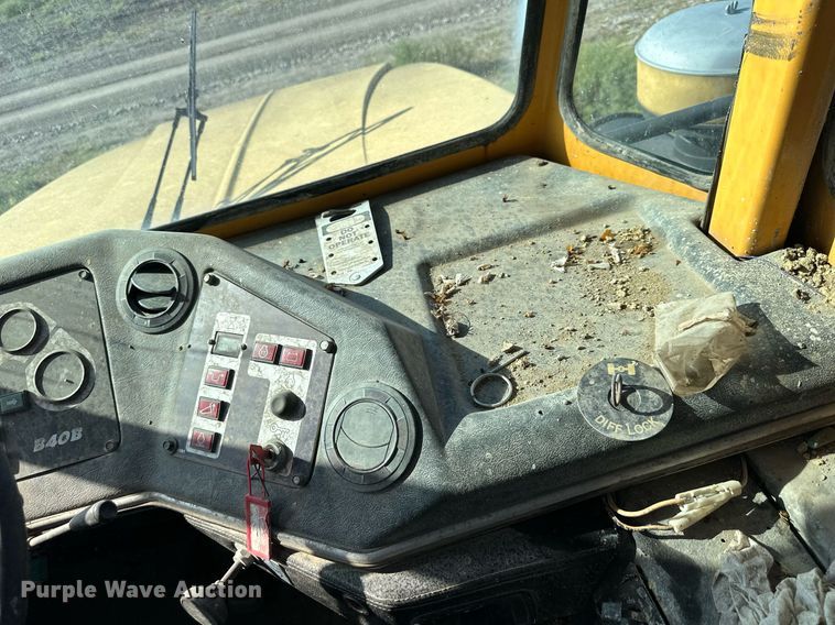 image for item DS2340 1998 Bell B40B  haul truck