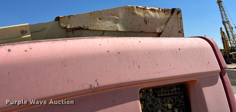 image for item DS2425 2001 JLG 600SC  boom lift