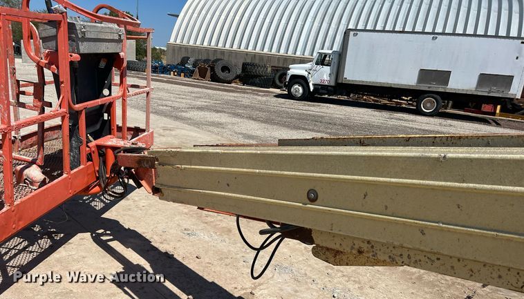 image for item DS2425 2001 JLG 600SC  boom lift
