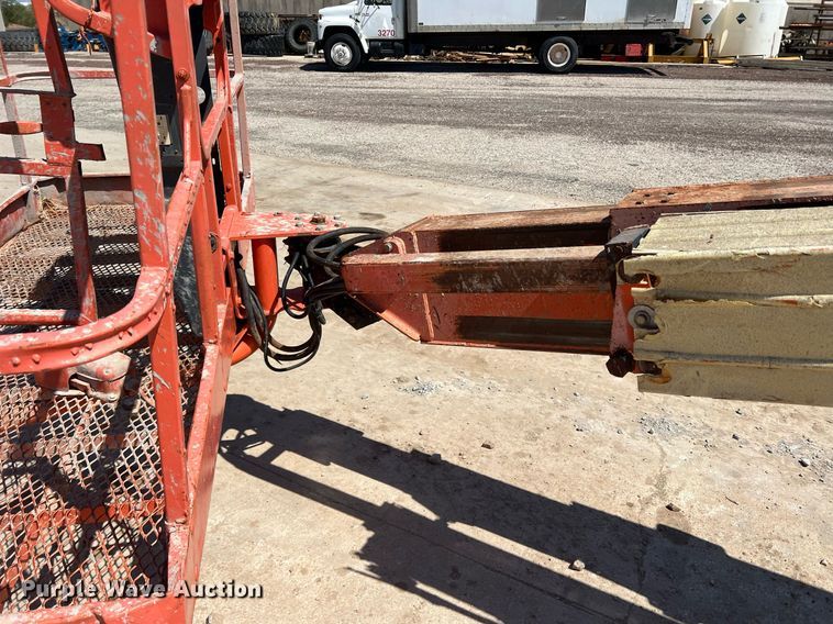 image for item DS2425 2001 JLG 600SC  boom lift