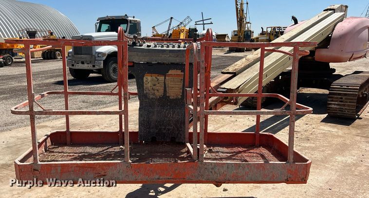 image for item DS2425 2001 JLG 600SC  boom lift