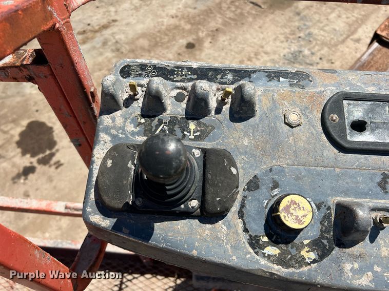 image for item DS2425 2001 JLG 600SC  boom lift