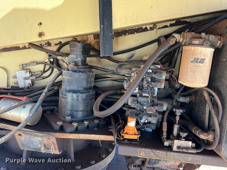 image for item DS2425 2001 JLG 600SC  boom lift