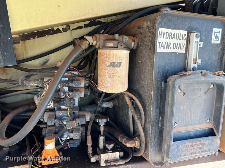 image for item DS2425 2001 JLG 600SC  boom lift