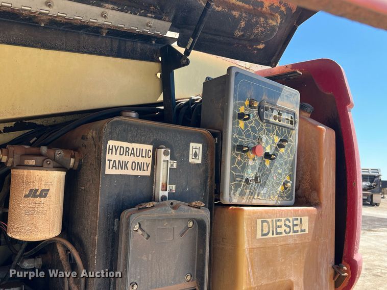 image for item DS2425 2001 JLG 600SC  boom lift