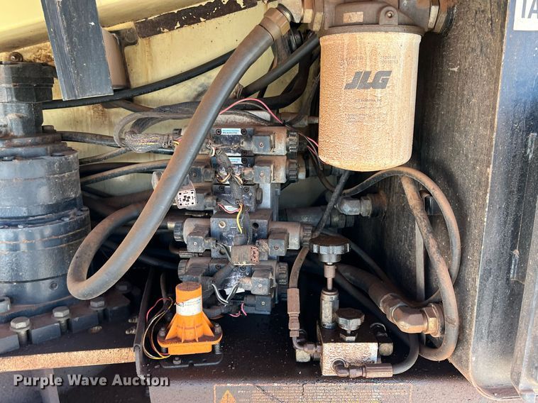 image for item DS2425 2001 JLG 600SC  boom lift